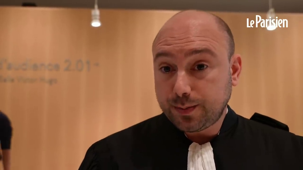 Kevin Mention en robe d’avocat après la condamnation pénale de Deliveroo, dans un reportage du Parisien.