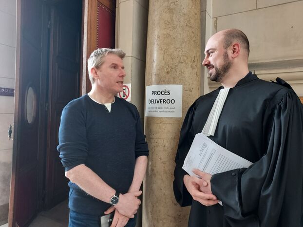 Jérôme Pimot et Kevin Mention en robe d’avocat, au palais de justice de Paris, lors du procès en appel des anciens dirigeants de Deliveroo.